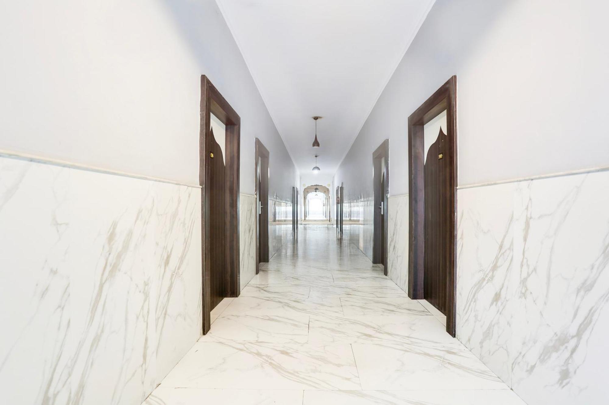 Отель Super Collection O Bhiwadi Экстерьер фото